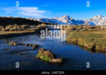 Mammoth Lakes, CALIFORNIA, 10 aprile 2025. Una vista delle montagne della Sierra Nevada dal sito geologico di Hot Creek, un torrente geotermicamente riscaldato. Foto Stock