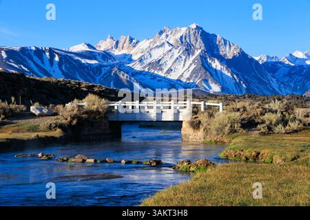 Mammoth Lakes, CALIFORNIA, 10 aprile 2025. Una vista delle montagne della Sierra Nevada dal sito geologico di Hot Creek, un torrente geotermicamente riscaldato. Foto Stock