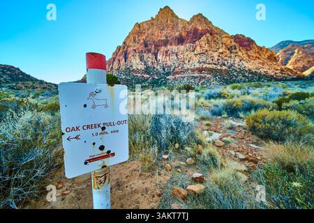 Red Rock Canyon Mountain Range con Oak Creek Trail Sign Low Perspective Foto Stock