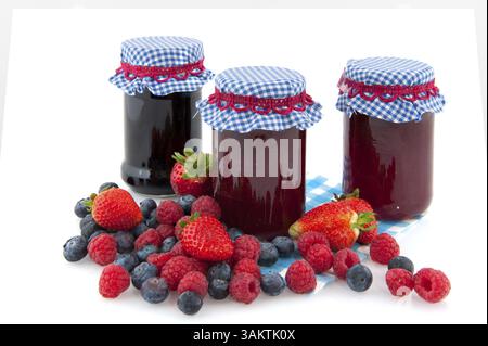 Marmellata o marmellata di frutta della foresta in pentole di vetro Foto Stock
