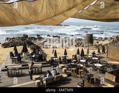 Ristorante sulla spiaggia, bar sulla spiaggia a Foz do Douro, quartiere della città di Porto alla foce del fiume Douro nell'Oceano Atlantico, Portogallo, Europa Foto Stock