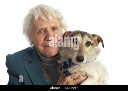 Donna anziana con il suo Jack Russel cane Foto Stock