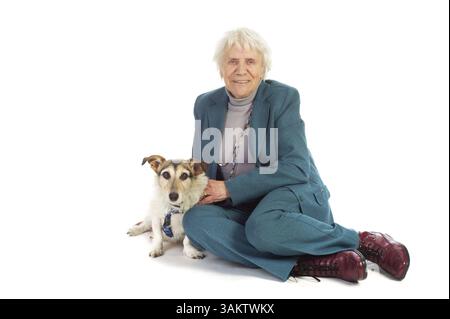Donna anziana con il suo Jack Russel dog sitter a pavimento Foto Stock