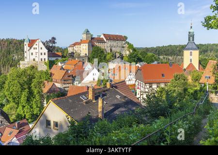 Vista della città di Hohnstein con castello e chiesa cittadina, Hochstein sullo sfondo, Svizzera sassone, Sassonia, Germania, Europa Foto Stock