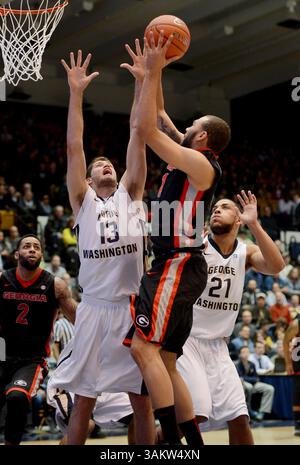 3 gennaio 2014 - Washington, DC, USA - l'attaccante della Georgia Cameron forte (11) segna su George Washington l'attaccante Patricio Garino (13) e George Washington l'attaccante Kevin Larsen (21) nel primo tempo allo Smith Center di Washington, venerdì 3 gennaio 2014. La GWU sconfisse la Georgia, 73-55. (Immagine di credito: © Chuck Myers/MCT/ZUMAPRESS.com) Foto Stock