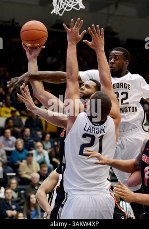 3 gennaio 2014 - Washington, DC, USA - Georgia l'attaccante Marcus Thornton (2) segna tra George Washington l'attaccante Isaiah Armwood (32) e George Washington l'attaccante Kevin Larsen (21) nel primo tempo allo Smith Center di Washington, venerdì 3 gennaio 2014. La GWU sconfisse la Georgia, 73-55. (Immagine di credito: © Chuck Myers/MCT/ZUMAPRESS.com) Foto Stock