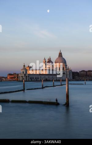 Atmosfera mattutina, luna sulla chiesa di Santa Maria della salute alla luce del mattino, Venezia, Italia, Europa Foto Stock