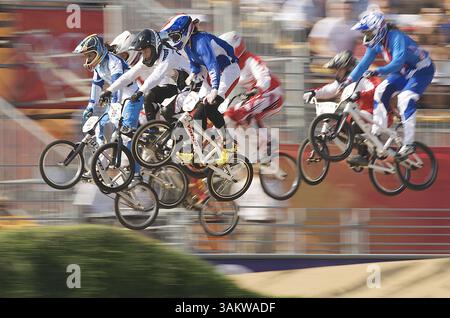 22 agosto 2008 - Pechino, Cina - semifinali di BMX femminili con Anne-Caroline Chausson (fra), in primo piano alle Olimpiadi di Pechino 2008 in Cina alle Olimpiadi di Pechino 2008 in Cina. 22 agosto 2008. (Immagine di credito: © Troy Wayryen/ZUMAPRESS.com) Foto Stock