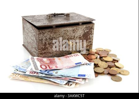 Vecchia scatola dei soldi arrugginita con gli euro isolati sul bianco Foto Stock