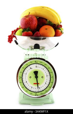 Retrò bilancia da cucina con una diversità di frutta Foto Stock