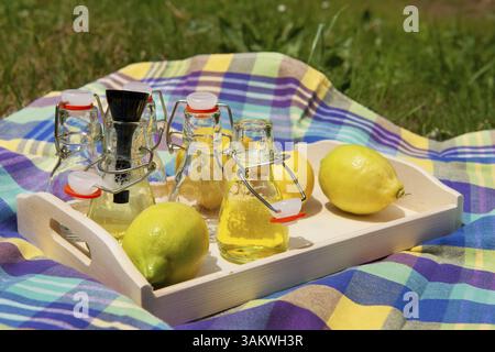 Rendendo Fruit Lemonade con limone in bottigliette Foto Stock