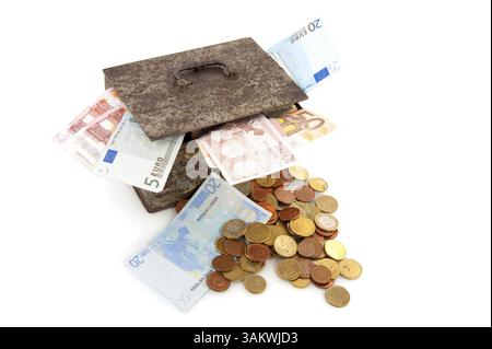 Vecchia scatola dei soldi arrugginita con gli euro isolati sul bianco Foto Stock