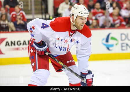 20 dicembre 2013 - Raleigh, North Carolina, U. S - Washington Capitals John Erskine (4) durante la partita della NHL tra i Washington Capitals e i Carolina Hurricanes alla PNC Arena. I Washington Capitals sconfissero i Carolina Hurricanes 4-2. (Immagine di credito: © Andy Martin Jr./ZUMAPRESS.com) Foto Stock