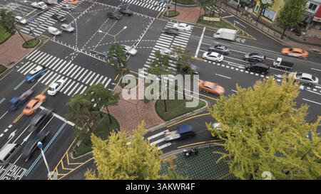 Vista ad alto angolo del traffico di trasporto su un incrocio affollato a Seoul, Corea del Sud. Girato in movimento Foto Stock