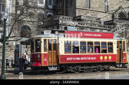Auto dello storico tram (Electrico) della linea 1 alla fermata Infante, città di Porto, Portogallo, Europa Foto Stock