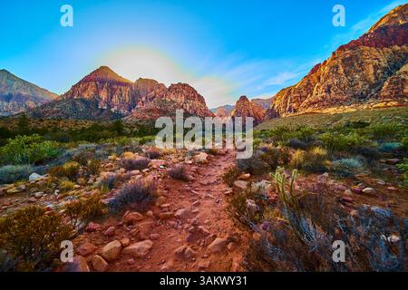Vista dal livello dell'occhio del sentiero di trekking all'alba del Red Rock Canyon Foto Stock
