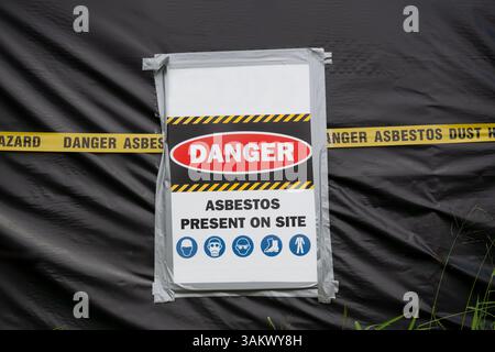 Cartello di pericolo amianto, pericolo di incendio di demolizione della casa di avvertimento, rischio di cancro ai polmoni dell'amianto Foto Stock
