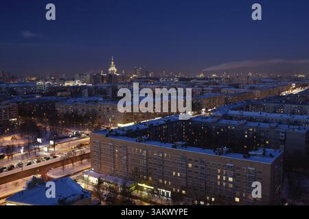 Città notturna. Mosca. Leninsky prospekt. Vista all'Università statale di Mosca Foto Stock
