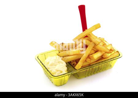 Porzione patatine fritte con la maionese e un po' di forcella di plastica Foto Stock