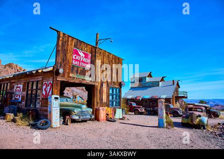 Distributore di benzina Chevron d'epoca e auto d'epoca con vista a livello dell'occhio di Nelson Nevada Foto Stock