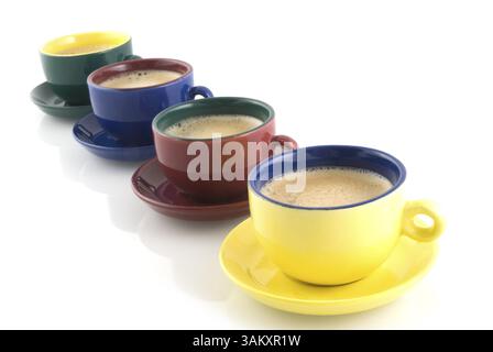 Caffè preparato con cialde in tazze colorate Foto Stock