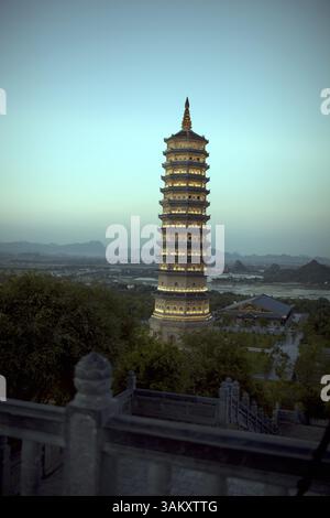 Pagoda Bai Dinh in Vietnam. Vista serale sul cielo e il verde paesaggio vietnamita. Complesso religioso a Ninh Binh Foto Stock