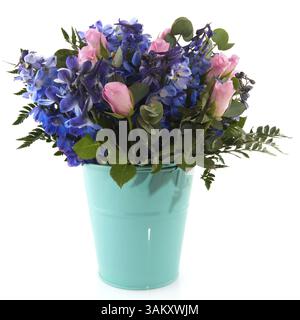 Bouquet nel secchio con rosa e fiori blu Foto Stock