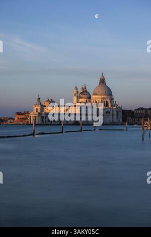 Atmosfera mattutina, luna sulla chiesa di Santa Maria della salute alla luce del mattino, Venezia, Italia, Europa Foto Stock