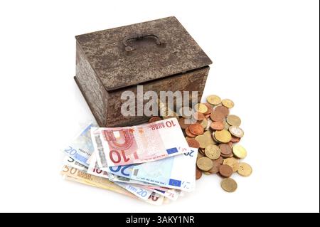 Vecchia scatola dei soldi arrugginita con gli euro isolati sul bianco Foto Stock