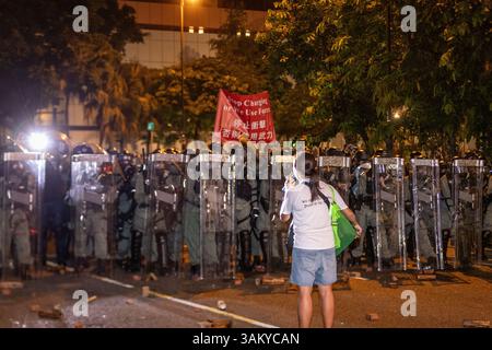 Hong Kong, Cina. 14 luglio 2019. Un'assistente sociale Jackie Chen, (con una borsa verde) si trova di fronte alla polizia durante la protesta a Sha Tin. (Foto di May James/SOPA Images/Sipa USA) credito: SIPA USA/Alamy Live News Foto Stock