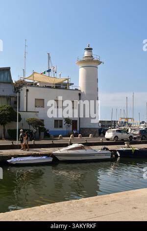 Vista del Canale di Burlamacca con il vecchio faro costruito nel 1863, alto 14 metri, Viareggio (Lucca), Toscana, Italia Foto Stock