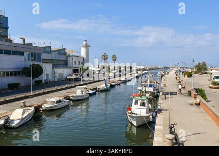 Vista del Canale di Burlamacca con il vecchio faro costruito nel 1863, alto 14 metri, Viareggio (Lucca), Toscana, Italia Foto Stock