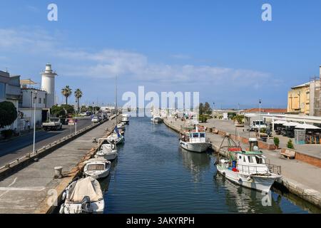 Vista del Canale di Burlamacca con il vecchio faro costruito nel 1863, alto 14 metri, Viareggio (Lucca), Toscana, Italia Foto Stock