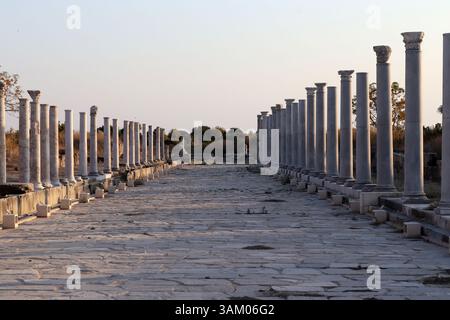 Antiche rovine di agorà e strade nell'antica città di Side Foto Stock