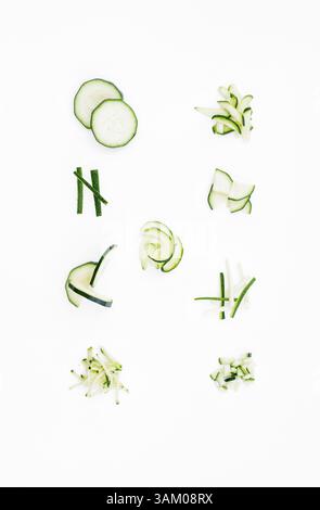 Zucchine tagliate in 9 modi diversi su sfondo bianco Foto Stock