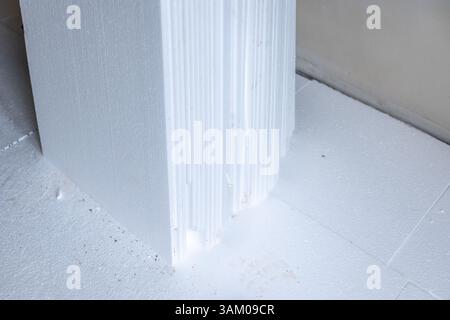 Primo piano dell'isolamento in schiuma di polistirene estruso che crea una barriera termica nella costruzione di edifici Foto Stock
