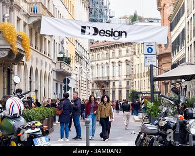 Milano Street, Salone del Mobile, evento di design e vivace vita cittadina Foto Stock