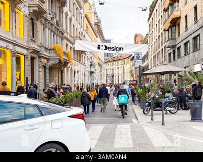 Scena di strada a Milano durante il Salone del Mobile, evento di design e vivace vita cittadina Foto Stock