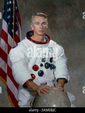 USA - 1972 circa - Eugene Cernan, capitano della Marina degli Stati Uniti, ha lasciato il segno nella storia dell'esplorazione spaziale volando tre volte nello spazio, due volte Foto Stock