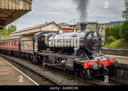 Motore a vapore GWR Heavy Freight 3802 visto alla stazione di Llangollen. sulla linea ferroviaria restaurata. Foto Stock