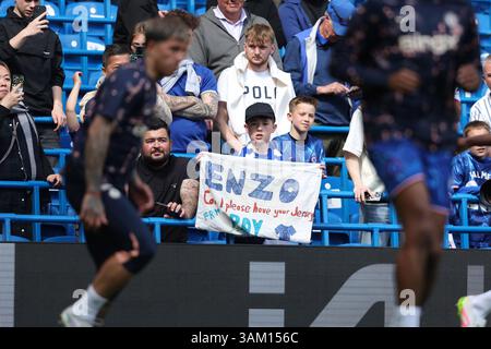 Londra, Regno Unito. 13 aprile 2025. Un tifoso ha un segno per Enzo Fernández del Chelsea che si scalda davanti a lui prima della partita Chelsea vs Ipswich Town Premier League allo Stamford Bridge di Londra. Il credito per immagini dovrebbe essere: Paul Terry/Sportimage Credit: Sportimage Ltd/Alamy Live News Foto Stock