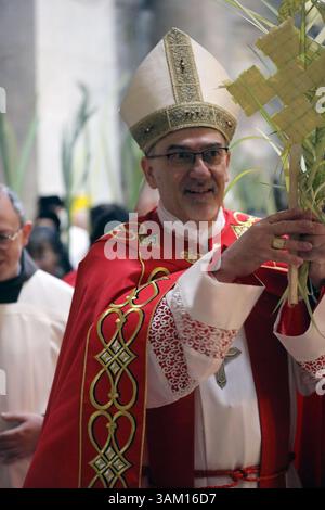 Gerusalemme, Israele 13 aprile 2025 i monaci marciano con rami di palme durante la cerimonia della domenica delle Palme presso la Chiesa del Santo Sepolcro. Pierbattista Pizzaballa, Patriarca Latino di Gerusalemme, in marcia tra i monaci, rinunciando a un ramo di palma da dattero. Foto Stock