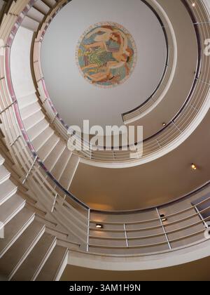 La scala dell'hotel Midland con il Neptune di Eric Gill e il Triton Medallion, un edificio moderno in stile art deco a Morecambe, Lancashire, Inghilterra Regno Unito Foto Stock