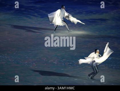 23 febbraio 2014 - Sochi, RUS - i ballerini si esibiscono durante un segmento della cerimonia di chiusura dedicato alle Olimpiadi invernali 2018 a PyeongChang, Corea del Sud, al Fisht Stadium di Sochi, Russia, domenica 23 febbraio 2014. (Immagine di credito: © Brian Cassella/MCT/ZUMAPRESS.com) Foto Stock