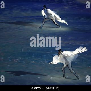 23 febbraio 2014 - Sochi, RUS - i ballerini si esibiscono durante un segmento della cerimonia di chiusura dedicato alle Olimpiadi invernali 2018 a PyeongChang, Corea del Sud, al Fisht Stadium di Sochi, Russia, domenica 23 febbraio 2014. (Immagine di credito: © Brian Cassella/MCT/ZUMAPRESS.com) Foto Stock