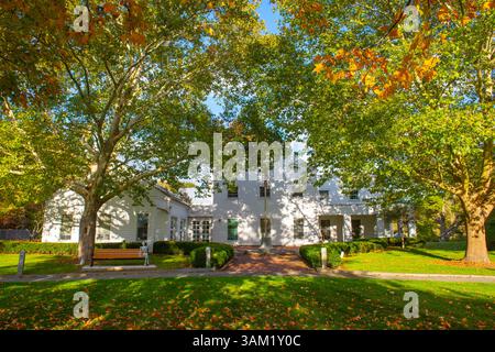 Edificio per la pubblica sicurezza al 38 di Cochituate Road con fogliame autunnale nel centro storico di Wayland, Massachusetts, USA. Foto Stock