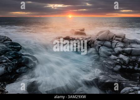 Onde su rocce. Ogmore per mare. Ripresa con una fotocamera Sony A7C II Foto Stock