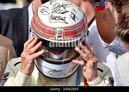 Sakhir, Bahrein. 13 aprile 2025. Jackie Stewart (GBR) indossa un casco firmato da tutti i campioni del mondo di F1 viventi. 13.04.2025. Formula 1 World Championship, Rd 4, Bahrain Grand Prix, Sakhir, Bahrain, giorno della gara. Crediti: James Moy/Alamy Live News Foto Stock