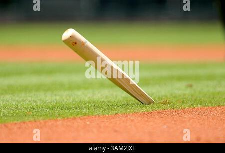 7 aprile 2014 - Houston, Texas, Stati Uniti d'America - APR 07 2014: La mazza frantumata dei Los Angeles Angels Left fielder Raul Ibanez n. 28 è incorporata nell'esterno durante la partita di baseball della MLB tra gli Houston Astros e i Los Angeles Angels dal Minute Maid Park di Houston, Texas. (Immagine di credito: © Erik Williams/Cal Sport Media/ZUMAPRESS.com) Foto Stock