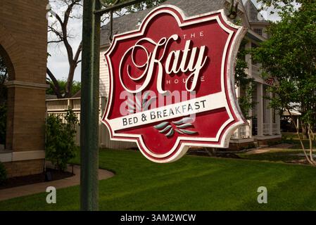 Segui le indicazioni per Katy House, un bed and breakfast a due piani nel centro storico di Smithville, Bastrop County, Texas, USA. Foto Stock